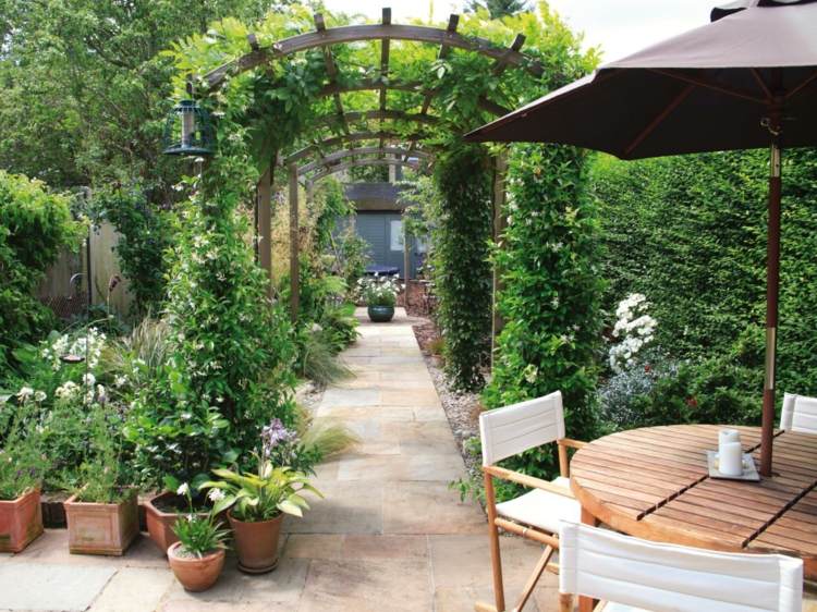 Garten-Terrasse-mediterraner-Stil-Holztisch-mit-Sonnenschirm
