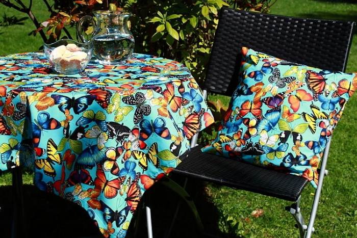 Garten-Tischdecken-Kissenhüllen-Schmetterling-Dessin-bunt-fröhlich-türkisblau