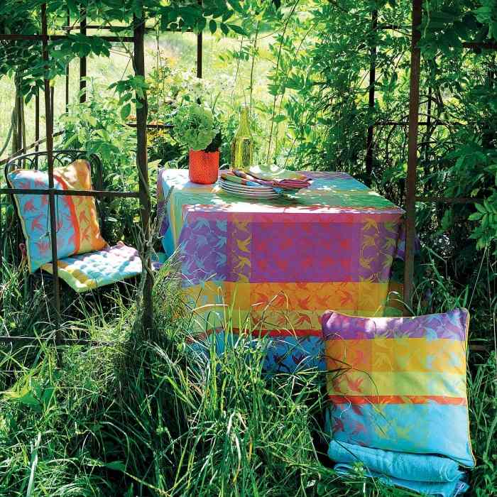 Garten-Tischdecken-farbenfroh-mille-Kolibiris-schöne-Muster-Hingucker