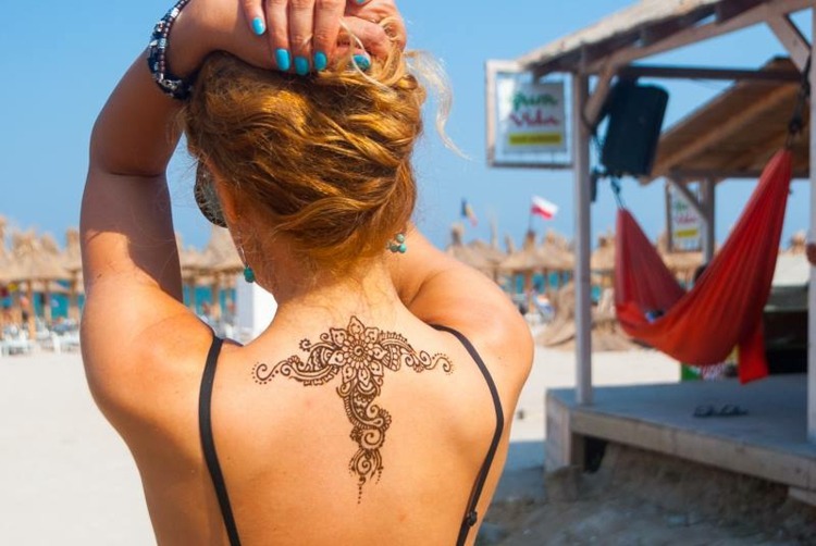 Henna-Tattoo-Bodypainting-Ideen-Schulterblatt
