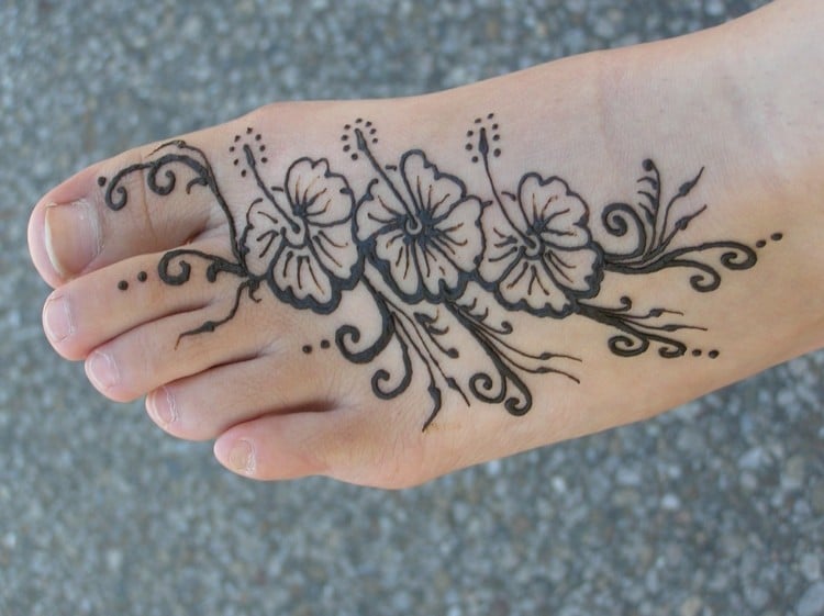 Henna-Tattoo-Fuss-Blumen-Rankgitter-Motive
