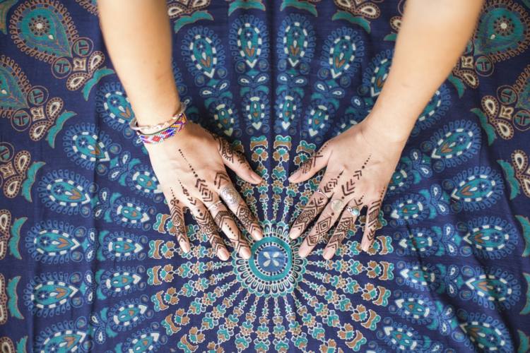 Henna-Tattoo-Hand-malen-Ideen-Beispiele