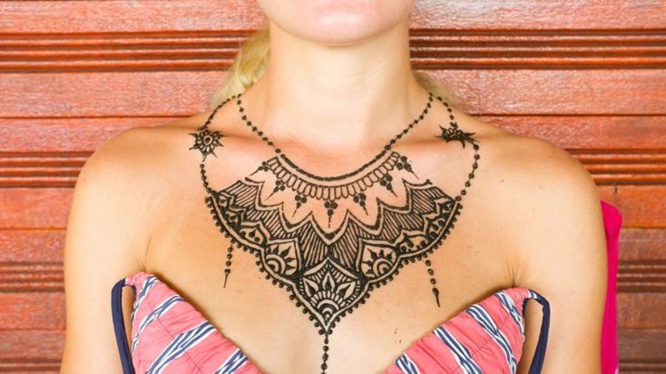 Henna-Tattoo-Ideen-Beispiele-Hals-verschönern