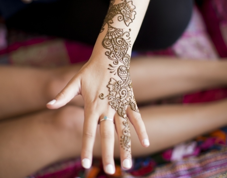 Henna-Tattoo-Ideen-Hand-Motive-Schablone