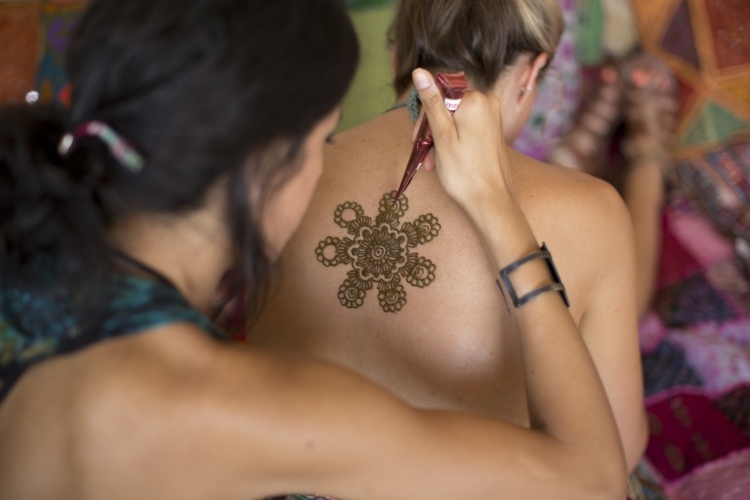 Henna-Tattoo-Ideen-Sonne-Blumen-Motive