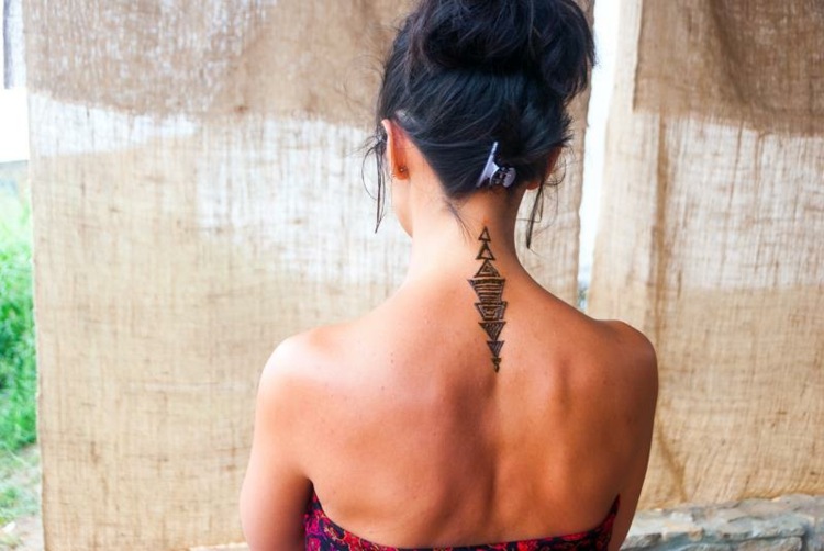 Henna-Tattoo-Rücken-Hals-malen-lassen