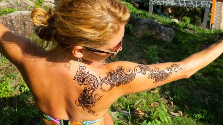 Henna-Tattoo-Strand-Bodypainting-Schulter