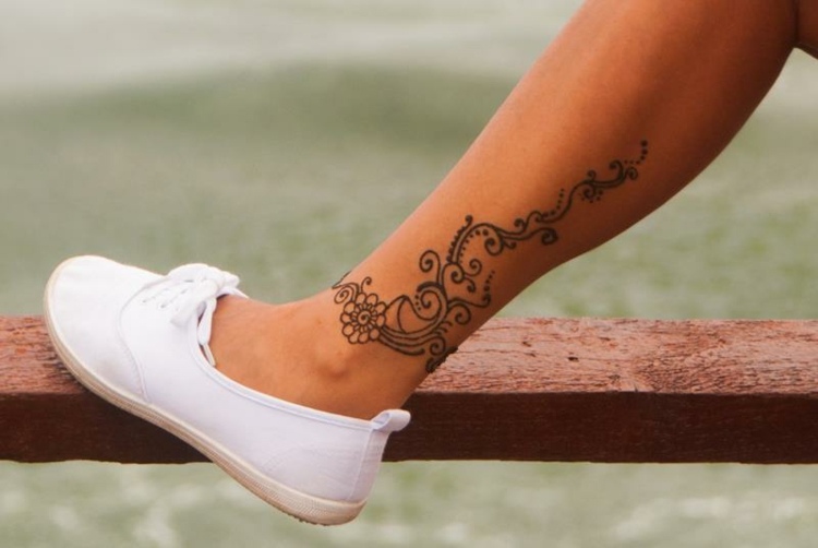 Henna-Tattoo-Unterschenkel-Blumen-Bodypainting