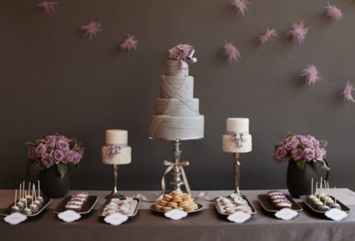 Hochzeit-Dessert-Tische-in-zarten-Farben-Schokolade-Creme-Lila-Blüten