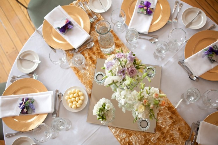 Hochzeit-Tischdeko-Rundtisch-Pfirsich-Farbe