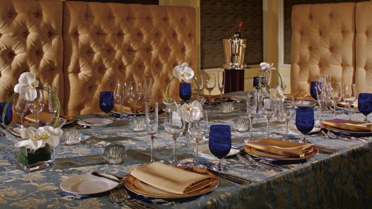 Hochzeit-Tischdeko-blau-beige-Gold-Gläser