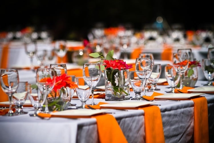 Hochzeit-Tischdeko-grau-rot-orange-Farben-Servietten-Narzissen