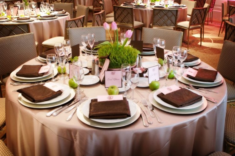 Hochzeit-Tischdeko-rosa-Farbe-grüne-Akzente