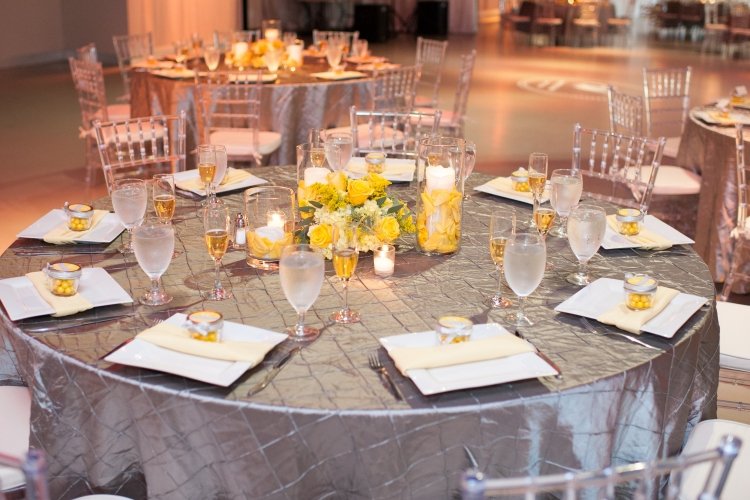 Hochzeit-Tischdeko-silber-gelb-Farben