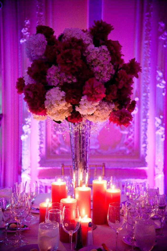 Hochzeitsdeko-in-Fuchsia-Violett-geheimnisvoll-beleuchtet-kerzenlicht