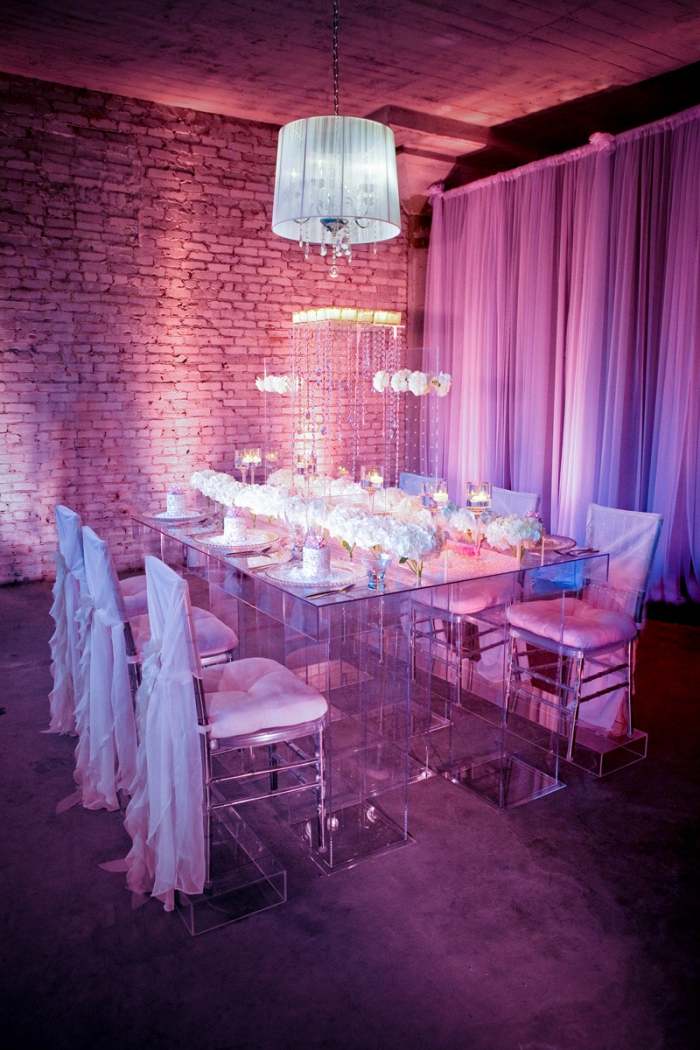 Hochzeitsdeko-in-Fuchsia-kräftige-farbe-acrylglas-tisch-stühle-transparent