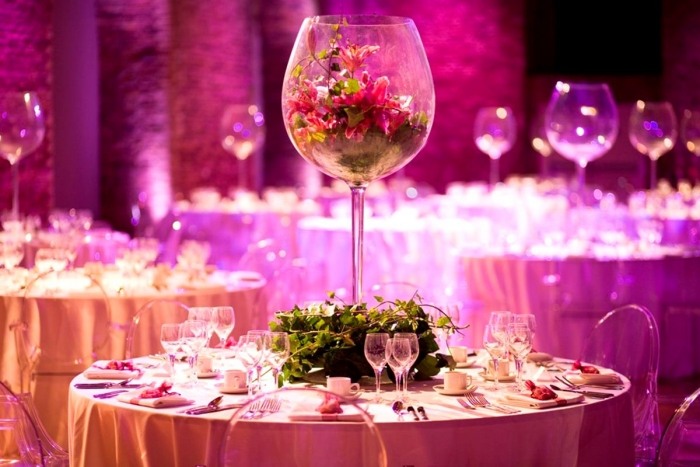Hochzeitsdekoration-in-Fuchsia-Dekore-Blumenschmuck-Glasständer