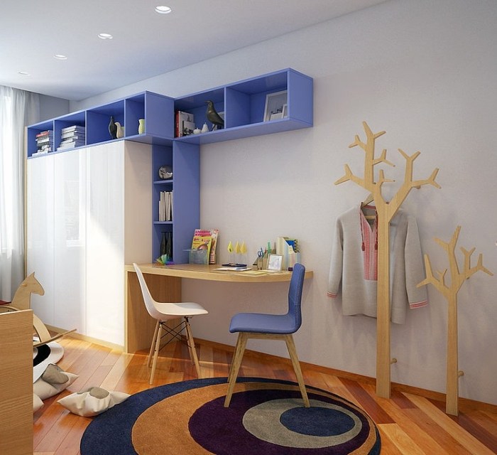 Jugendzimmer-in-weiß-blau-Kleiderständer-Baum-aus-Holz-Wandregale-modular