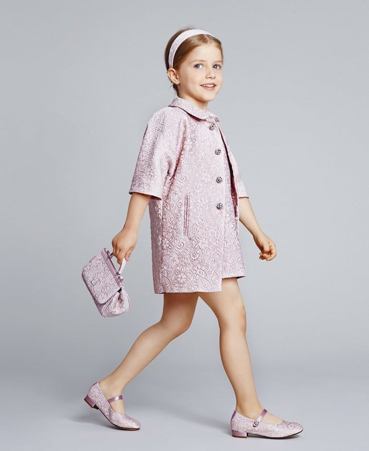 Kindermode-Mädchen-rosa-Mantel-Frühling-Sandalen
