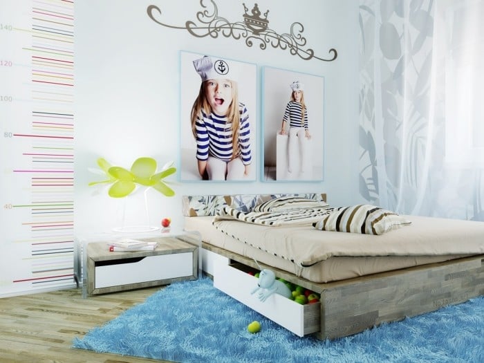 Kinderzimmer-großes-Bett-Holzgestell-Wanddeko-Bilder-Blauer-shaggy-Teppich