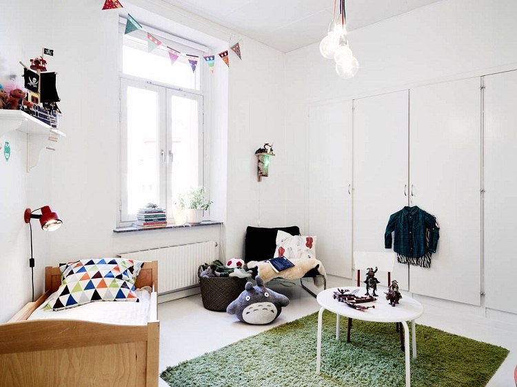 Kinderzimmer skandinavisch Stil Kunstrasenteppich weiße Wände