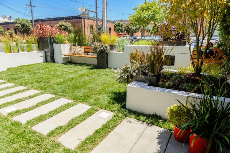 Kleine-Gärten-gestalten-Rasenfläche-Bäme-Topfpflanzen