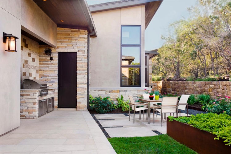 Kleine-Gärten-gestalten-Sitzecke-Terrasse-Pflastersteine