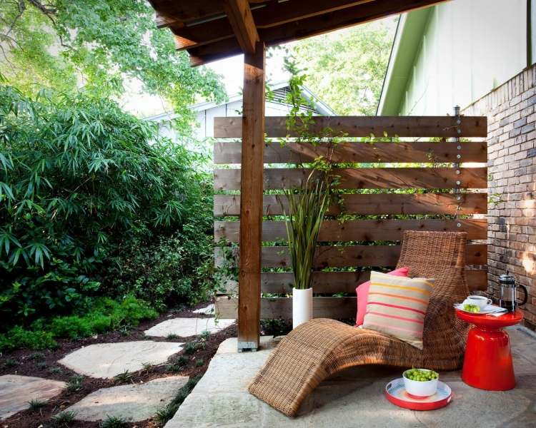 Kleine-Gärten-gestalten-Rattan-Gartenmöbel-Sichtschutzzaun