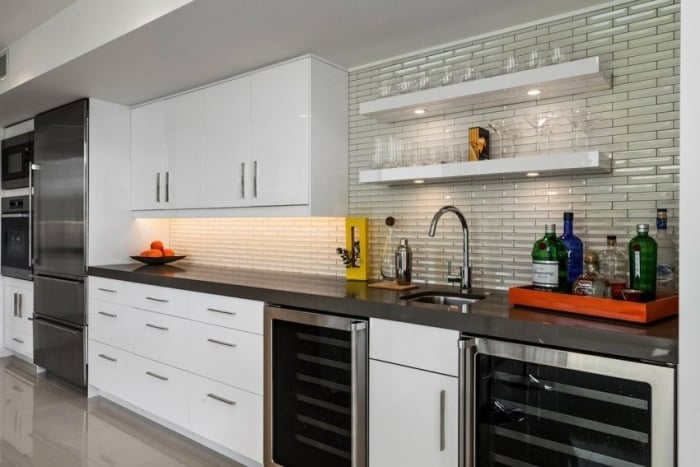 Küche-Weiß-als-Raumfarbe-Küchenrückwand-Fliesen-Wandregale-offen