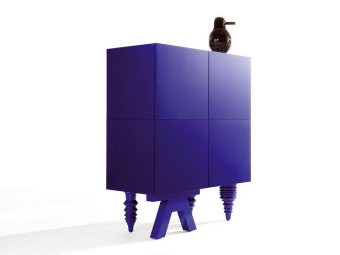 MDF-highboard-blau-dekorative-füße-MULTILEG-MDF-BD-Barcelona-Design