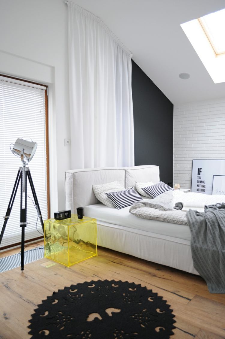 Maisonette-Wohnung-Schlafbereich-mit-Polsterbett