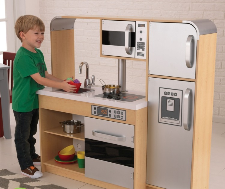 Mit-Holz-und-Kunststoff-Kinderküche-austatten