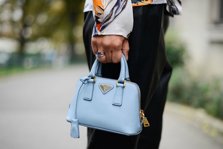 Modetrends-2015-Accessoires-Taschen-Prada-blau