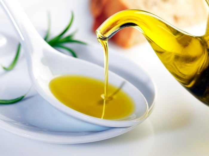 Olivenöl-gegen-Spliss-Haarspitzen-Hausmittel
