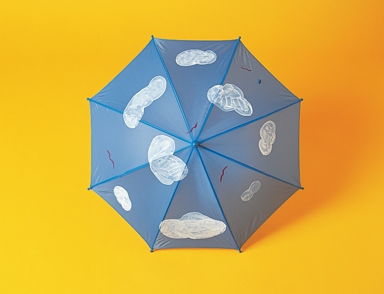 Osterbasteln-mit-Kindern-Regenschirm-bemalen-coole-Idee