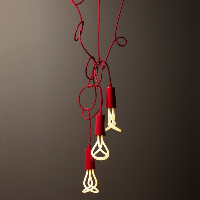 Plumen-hängelampen-rote-kabel-energiesparlampen-moderne-ausführung