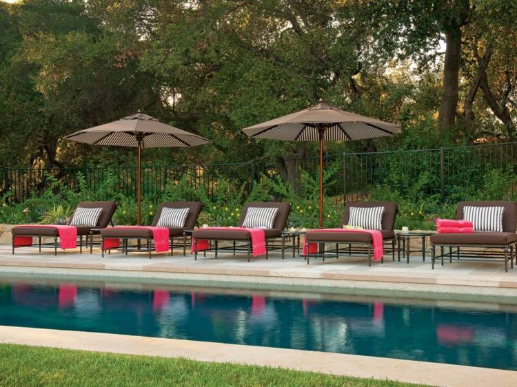 Pool-Garten-Sonnenschirm-Liegestühle-Rasenfläche-Terracotta-Fliesen