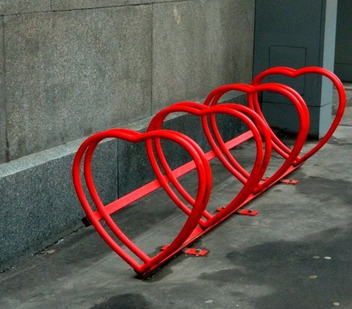 Reihen-Fahrradständer-Design-herzförmig-rot-beschichtet-Bodenmontage