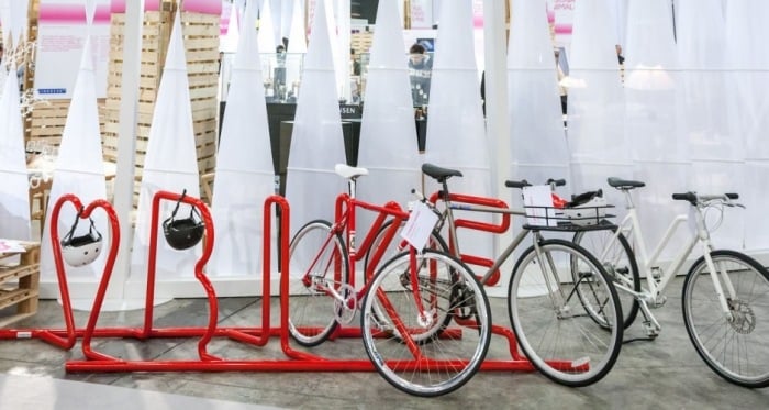 Reihen-Fahrradständer--System-Design-attraktiv-rot-Edelstahl