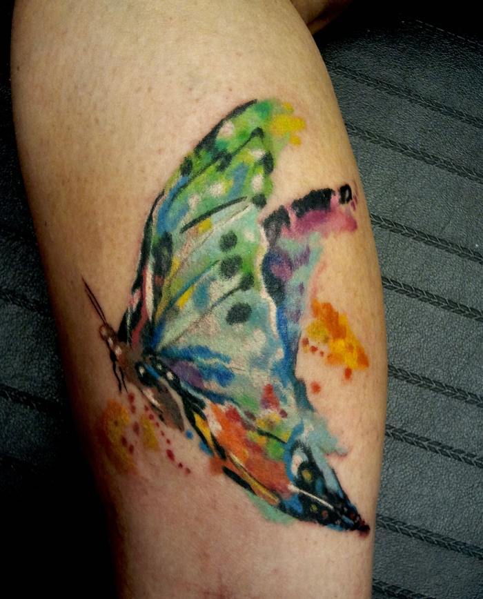 Schmetterling-Tattoo-Aquafarben-Stil-Ideen-für-Frauen-Körperkunst