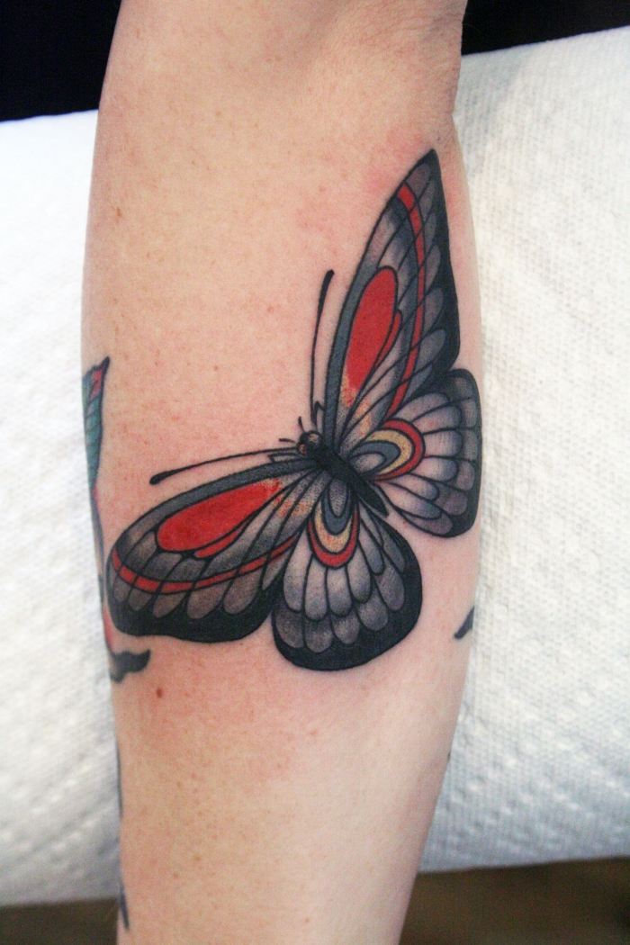 Schmetterling-Tattoo-Ideen-für-Frauen-Symbolik-3D-Darstellung-farben