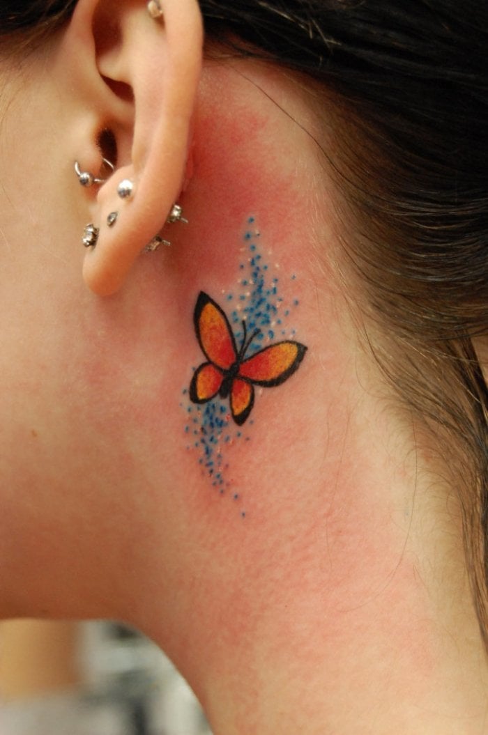 Schmetterling-Tattoo-ideen-für-frauen-hinter-dem-ohr-klein-mit-farbe