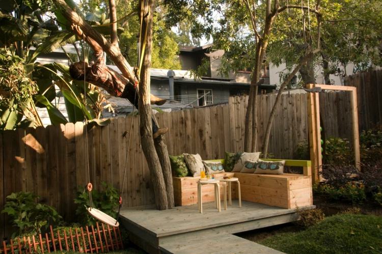Sichtschutz-Holz-Gartenzaun-Sitzecke-gestalten-Terrasse