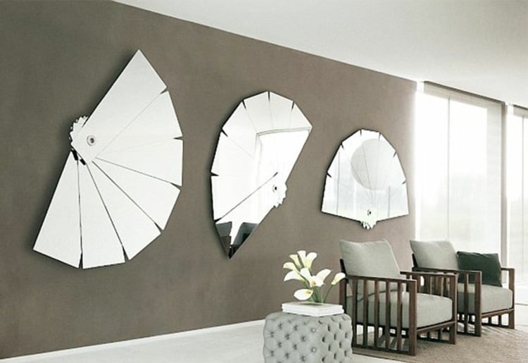 Spiegel-Art-auf-brauner-Wand-Wohnzimmer