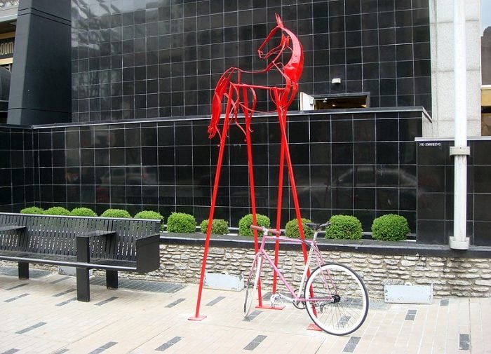 Stelzen-Fahrradständer-Design-inspiriert-vom-Pferd-Metall-lackiert-in-Rot