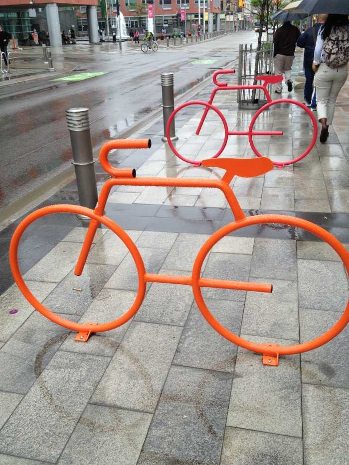 Straßen-Fahrradständer-Design-Einzelmodell-Neonfarben-Bodenmontage
