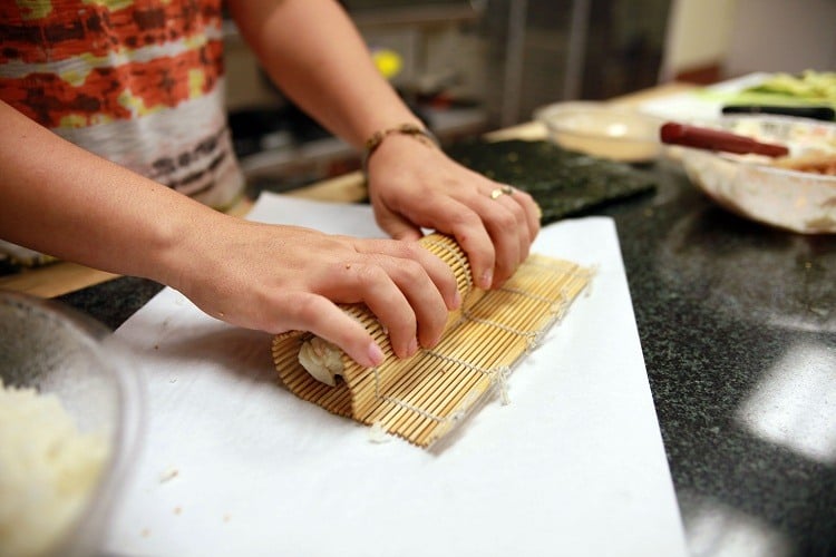 Sushi-selber-machen-Bambusmatte-einwickeln-Rezept