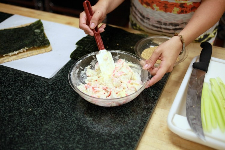 Sushi-selber-machen-Surimi-Mayonnaise-mischen