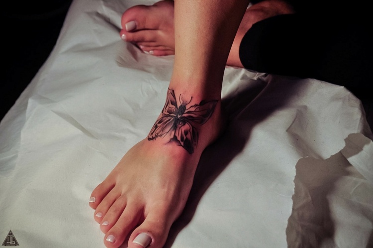 Tattoo-Bilder-Ideen-Motive-Frauen-Schmetterling-Sockel-oben