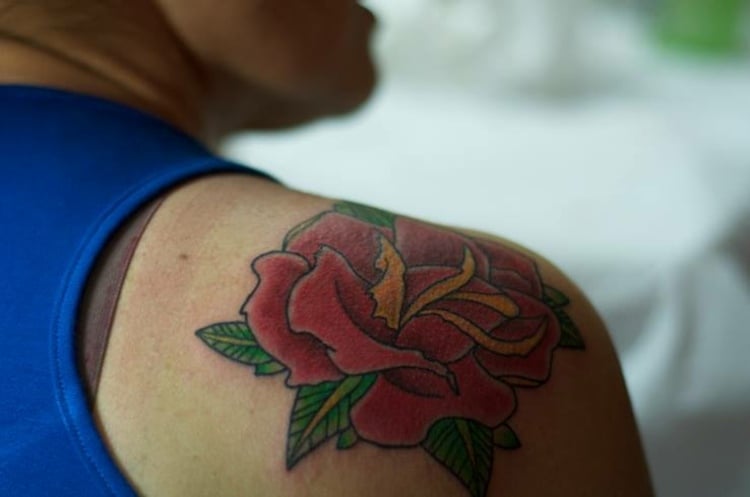 Tattoo-Bilder-Ideen-Rosen-Schulter-Frauen